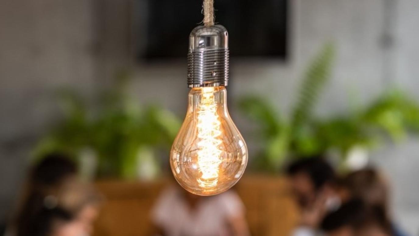 Hanging Lit lghtbulb 